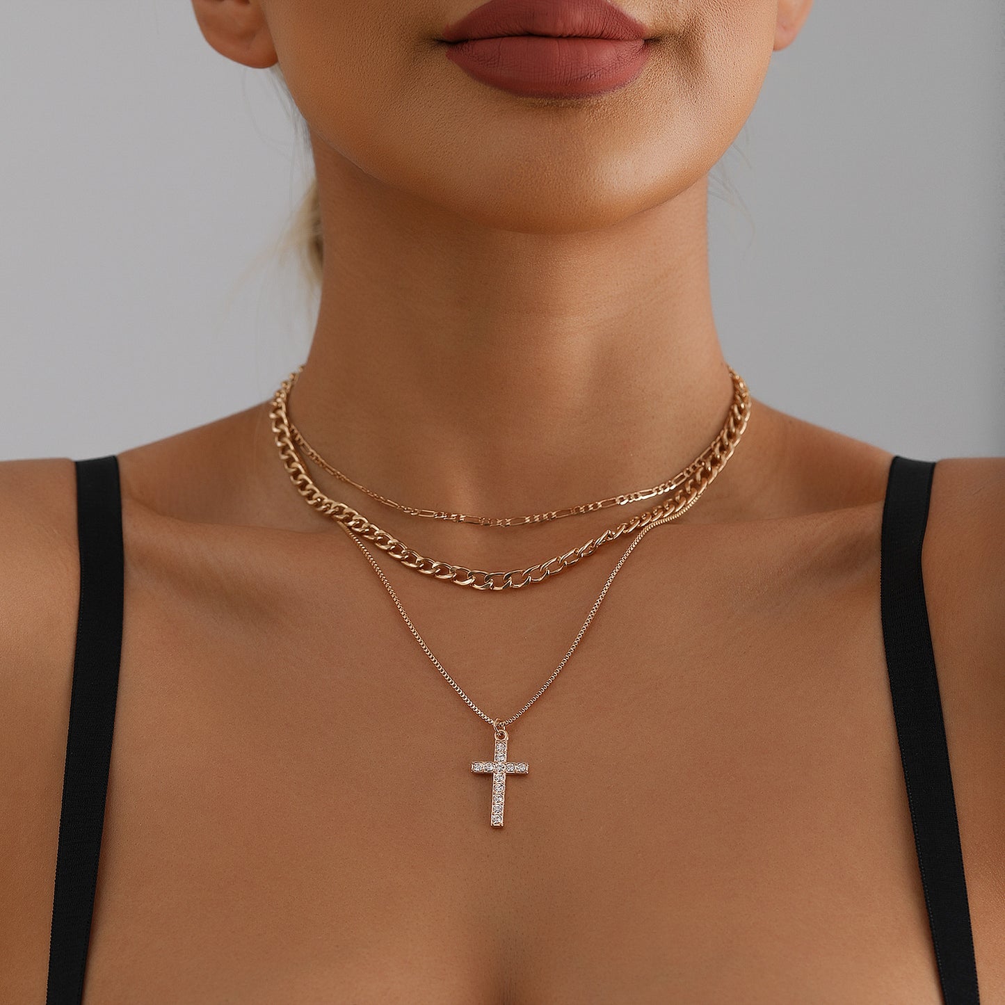 Collar con colgante de cruz geométrica estilo vintage para mujer con cuerpo de aleación y baño de rodio