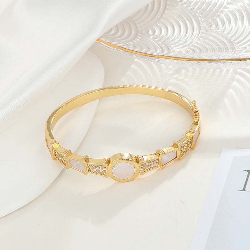 Bracciale rigido minimalista in bambù in acciaio al titanio placcato oro con intarsio in abalone bianco e zirconi