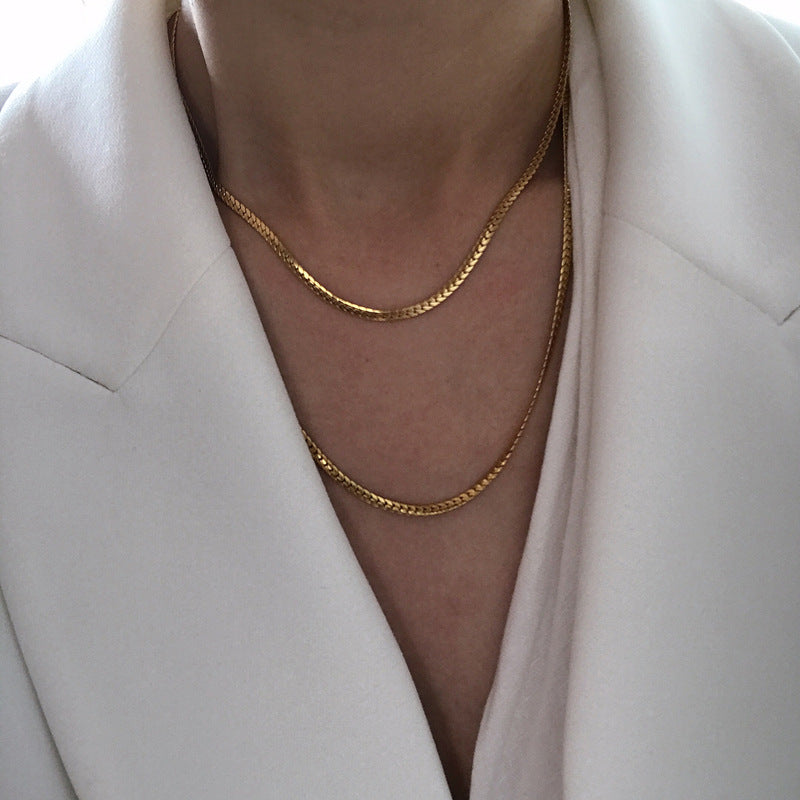 Collar Minimalista de Cadena de Látigo para Hip-Hop de Tono Frío en Acero de Titanio con Chapado en Oro para Mujeres y Hombres