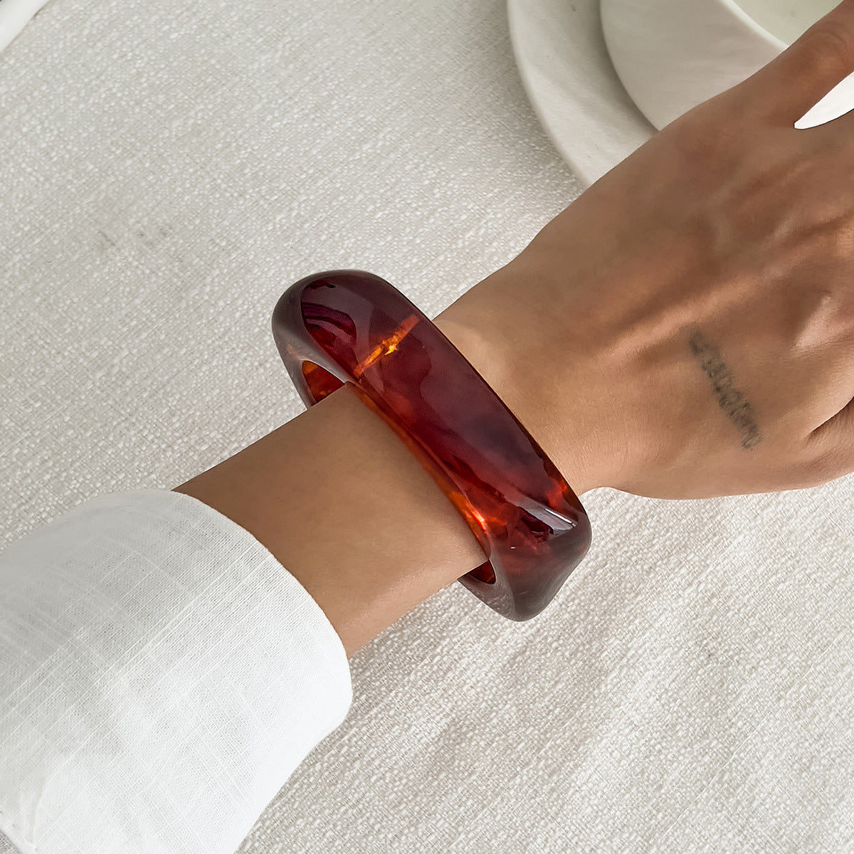 Bracciale Vintage A Polsino Largo Incrociato In Lega Con Finitura A Specchio E Design Geometrico Irregolare