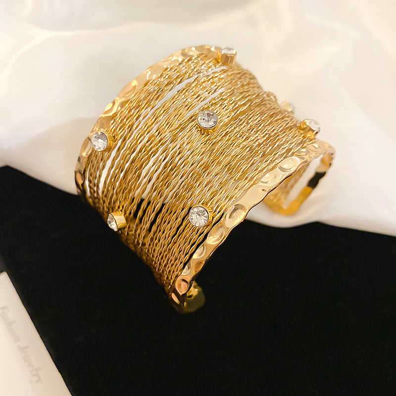 Elegante bracciale multistrato intagliato da donna con finitura in lega placcata, design geometrico, alla moda, per tutti i giorni