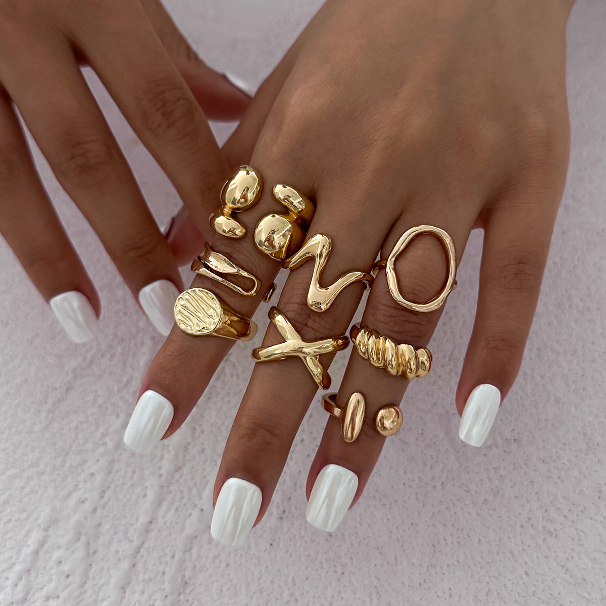 Anillo de aleación geométrica minimalista con acabado de superficie fundida tipo líquido para mujer