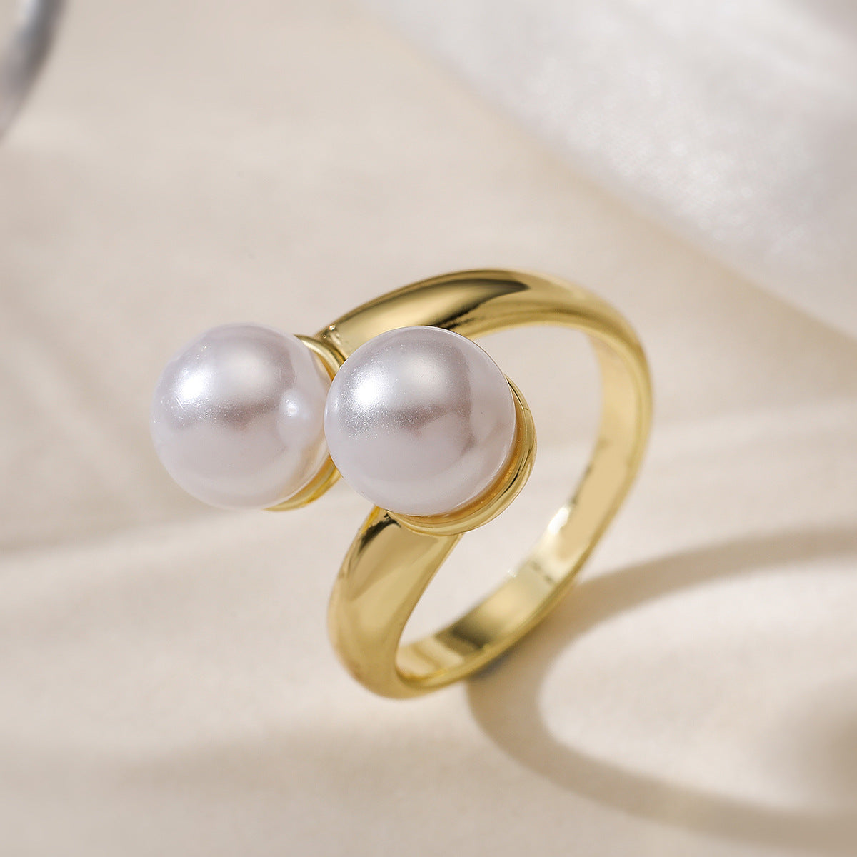 Anello aperto geometrico minimalista da donna in ottone placcato oro 18 carati con intarsio di perle