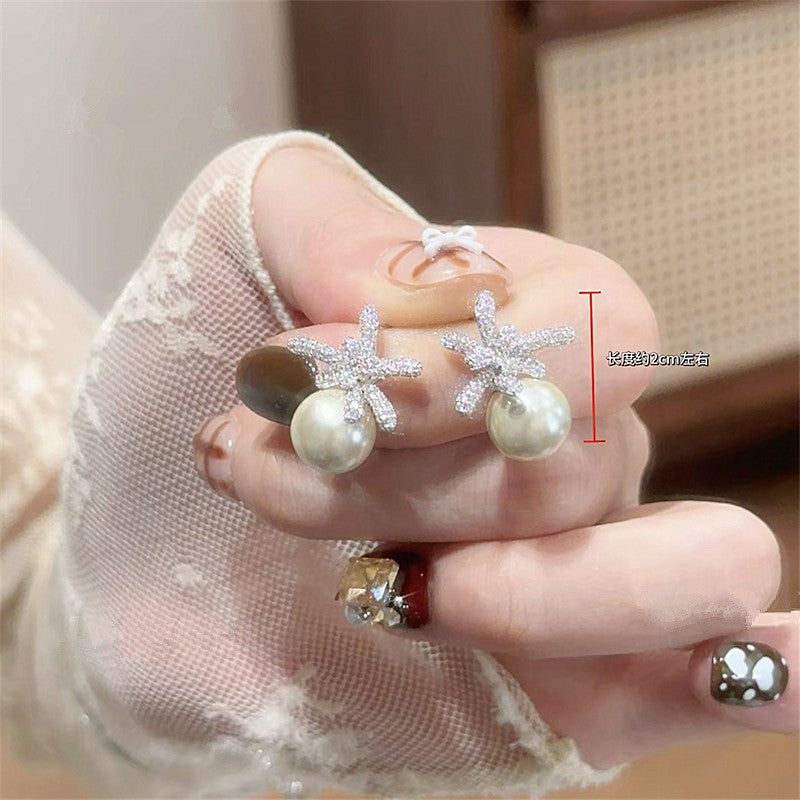 Orecchini a perno floreali vintage eleganti con intarsio di zirconi per donne