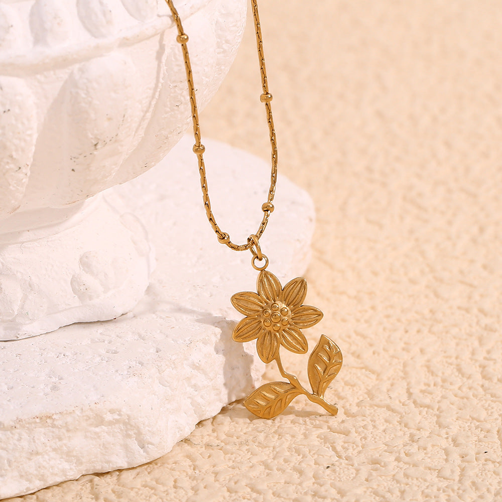 Collana con ciondolo a loto a sette petali in stile floreale vintage da donna in acciaio inossidabile placcato oro 18K