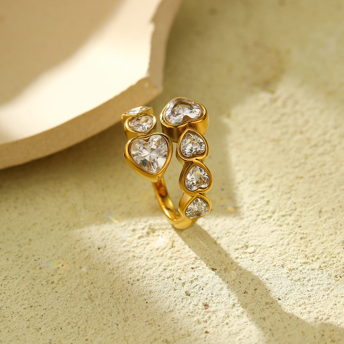 Anello da donna in acciaio al titanio a forma di cuore, stile lusso, con intarsio in zircone e finitura placcata