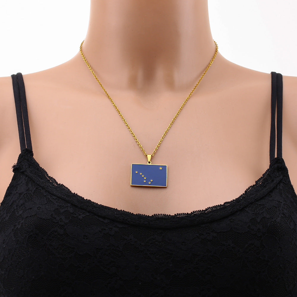 Collar con colgante de la bandera del estado de Alaska geométrica de estilo étnico retro en acero inoxidable con acabado esmaltado en cadena tipo O
