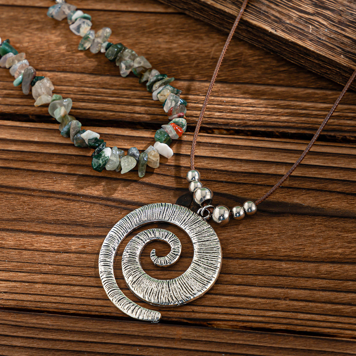 Collana da donna minimalista con ciondolo a conchiglia irregolare, catena in cordino cerato, base in lega, finitura galvanizzata e intarsio in pietra naturale