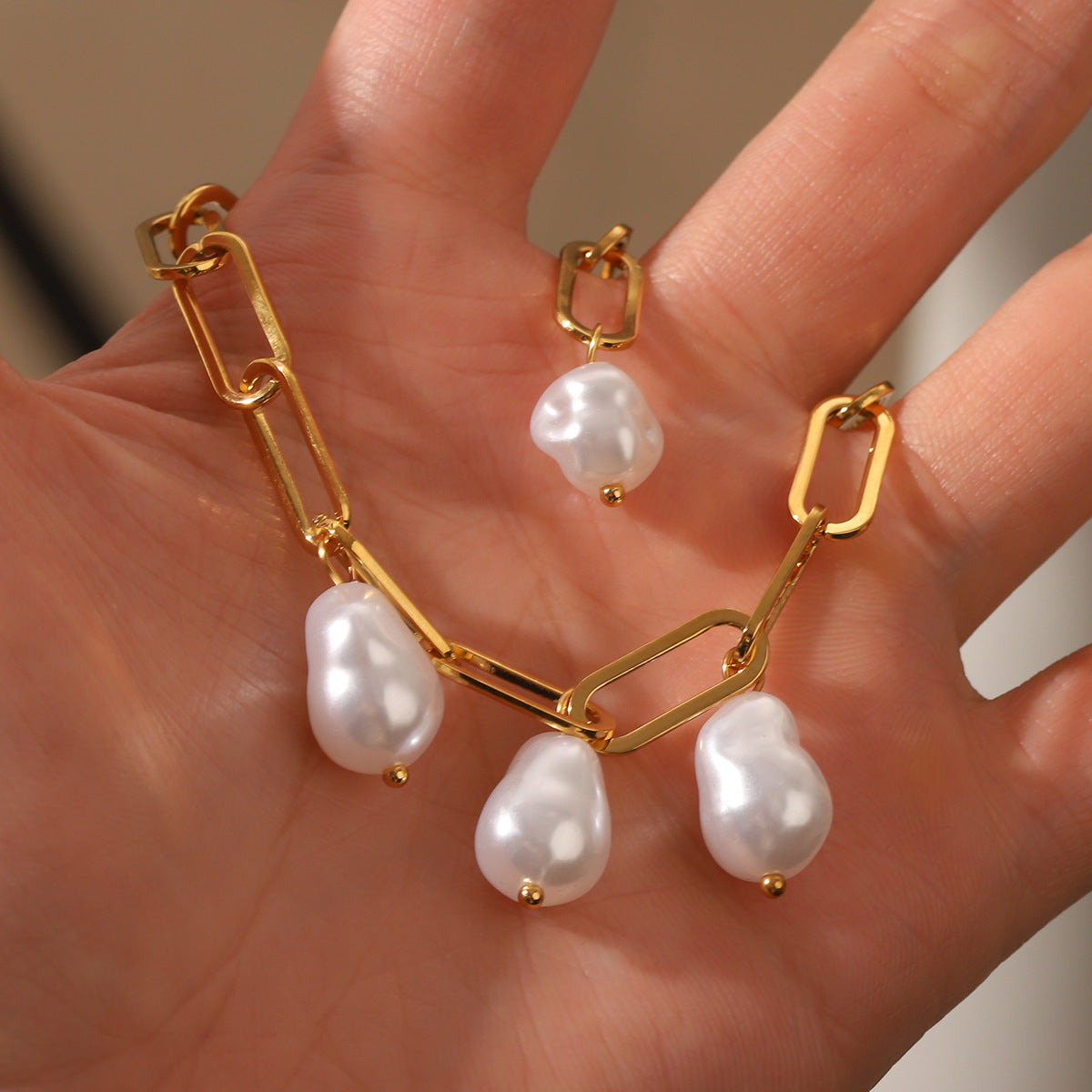 Bracciale con ciondolo a croce geometrico minimalista in acciaio inossidabile con placcatura in oro 18K e accento perla