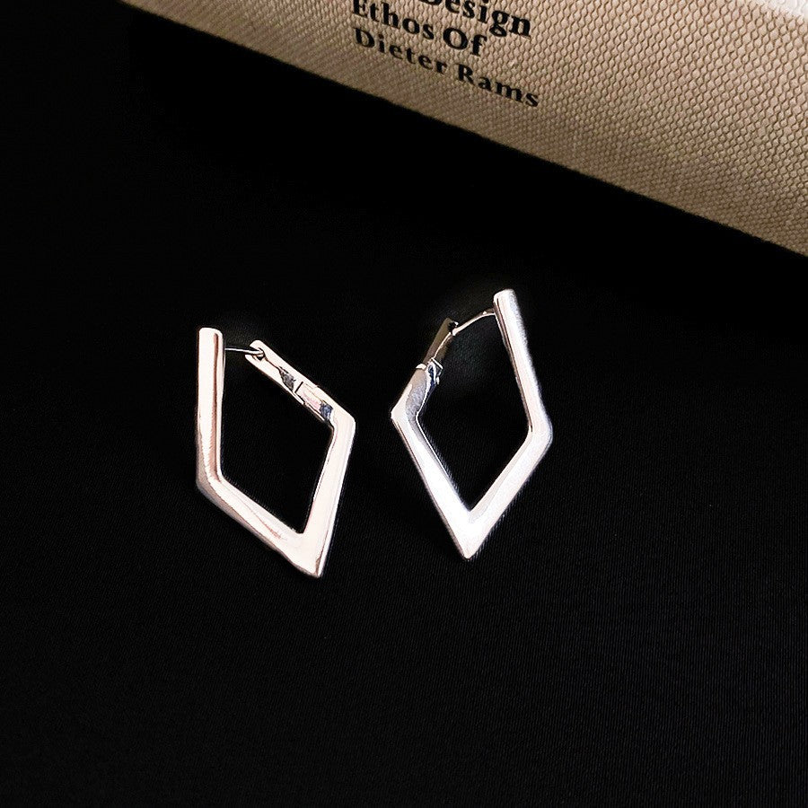 Aretes Geométricos Minimalistas de Cobre con Acabado Chapado para Mujer Pendientes Modernos y Versátiles