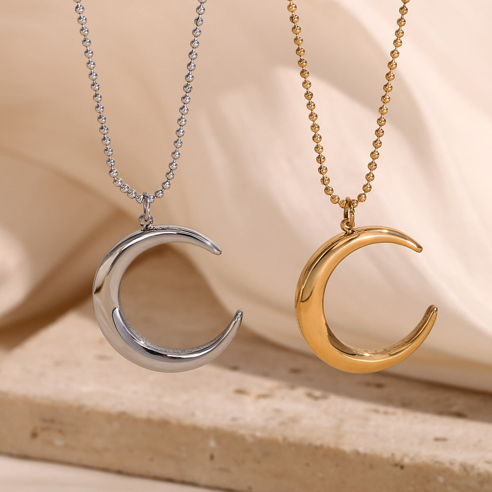Collar Colgante de Luna Minimalista en Acero Inoxidable con Baño de Oro de 18K sobre Dije Geométrico de Cuerno de Acero de Titanio y Cadena de Cuentas