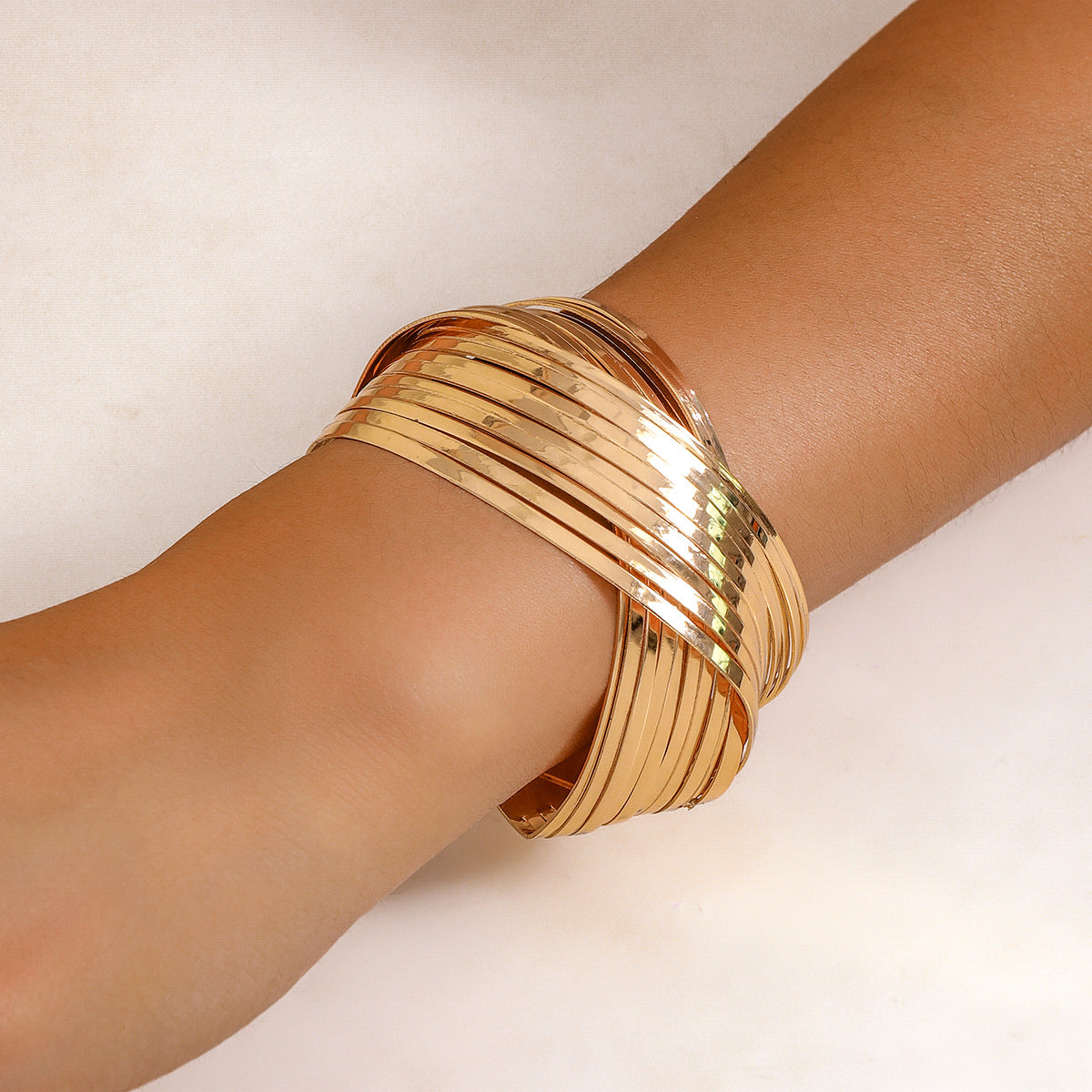 Pulsera de metal geométrica minimalista estilo francés con diseño ahuecado, acabado pulido y diseño abierto