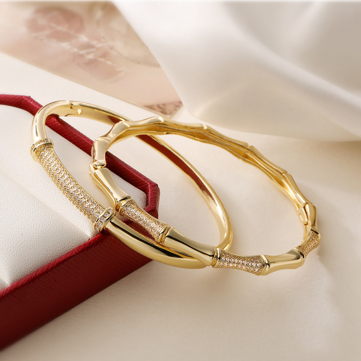 Brazalete de latón con chapado en oro de 18 quilates y circonitas incrustadas, con un diseño de bambú de inspiración vintage para mujer