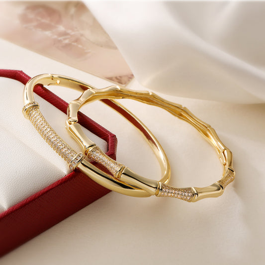 Bracciale a Polsino Ispirato al Vintage in Bambù da Donna Realizzato in Ottone Placcato Oro 18K con Intarsio di Zirconi