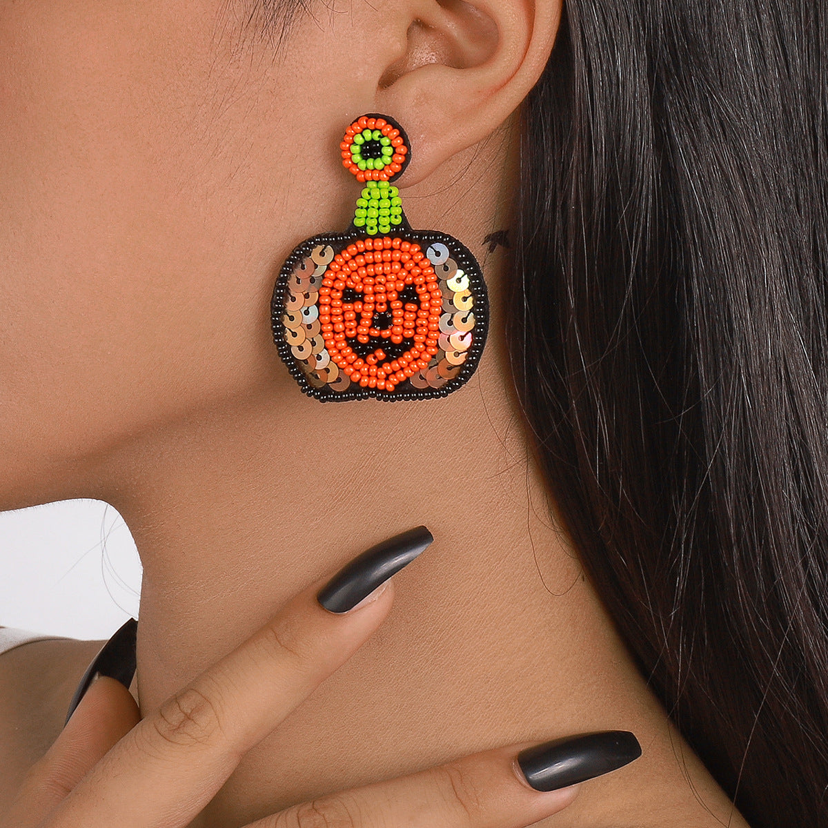 Pendientes llamativos estilo punk de Halloween con forma de calavera y calabaza, con lentejuelas y chaquiras en postes de acero inoxidable