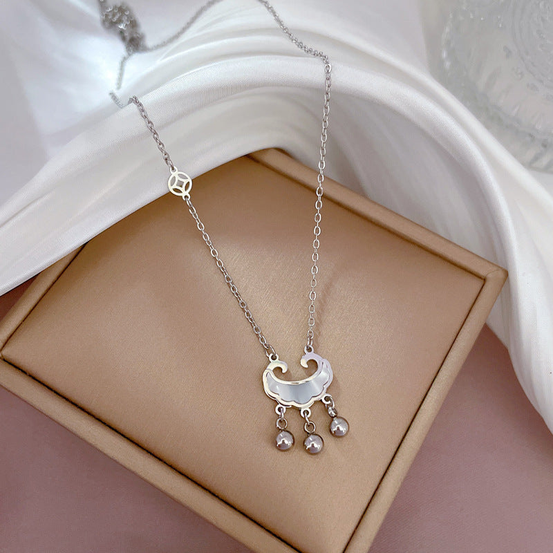 Collar con colgante geométrico estilo dibujo animado para mujer, hecho de acero de titanio con chapado en oro e incrustaciones de nácar