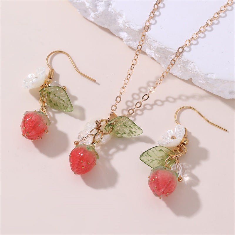 Bonito collar de clavícula con colgante en forma de fruta para niñas con diseño de lazo, material de resina, acabado esmaltado y cadena de cuentas redondas.