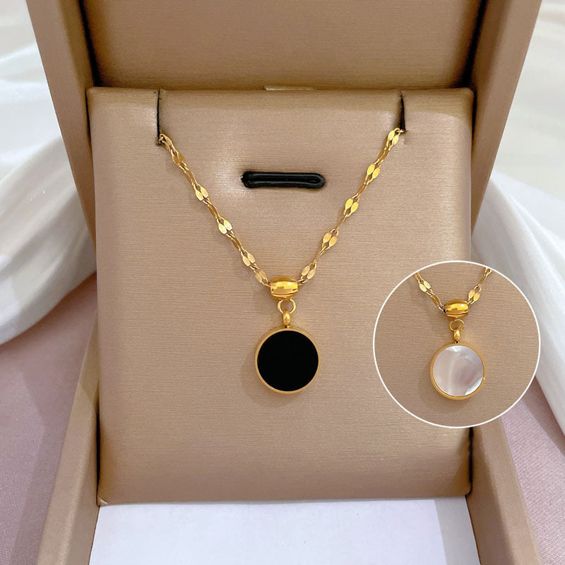 Catena con collana in acciaio al titanio placcata in madreperla geometrica con accento floreale da donna