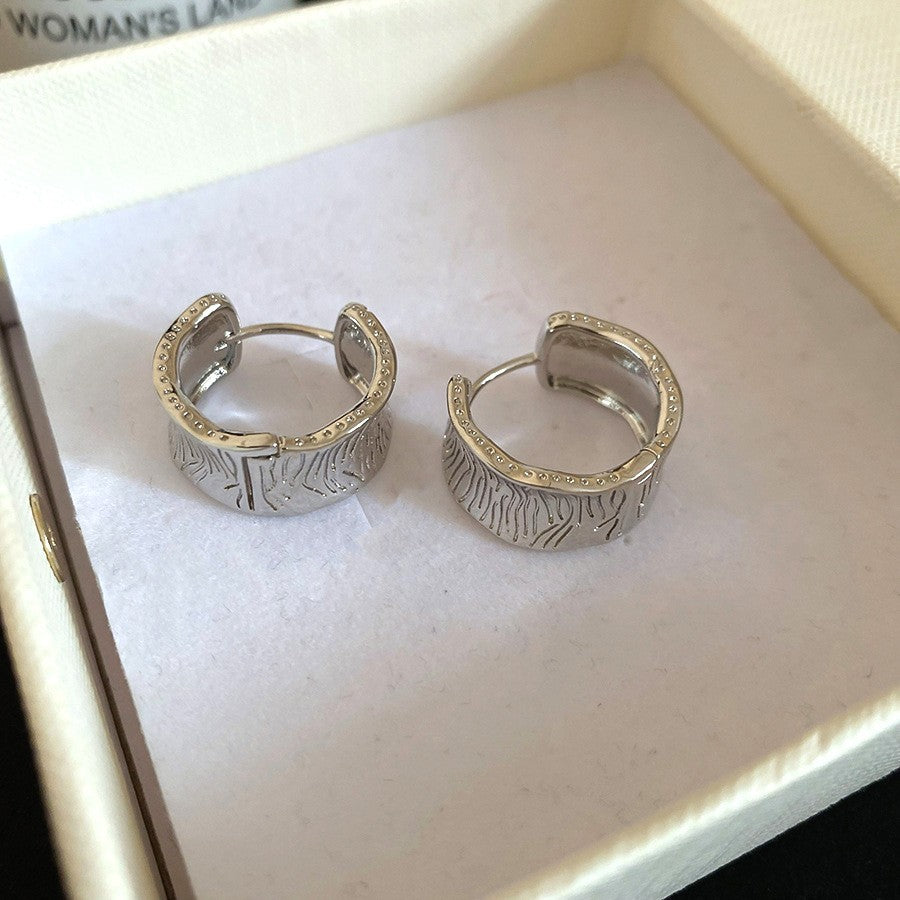 Aretes Geométricos Minimalistas de Cobre con Acabado Chapado para Mujer Pendientes Modernos y Versátiles