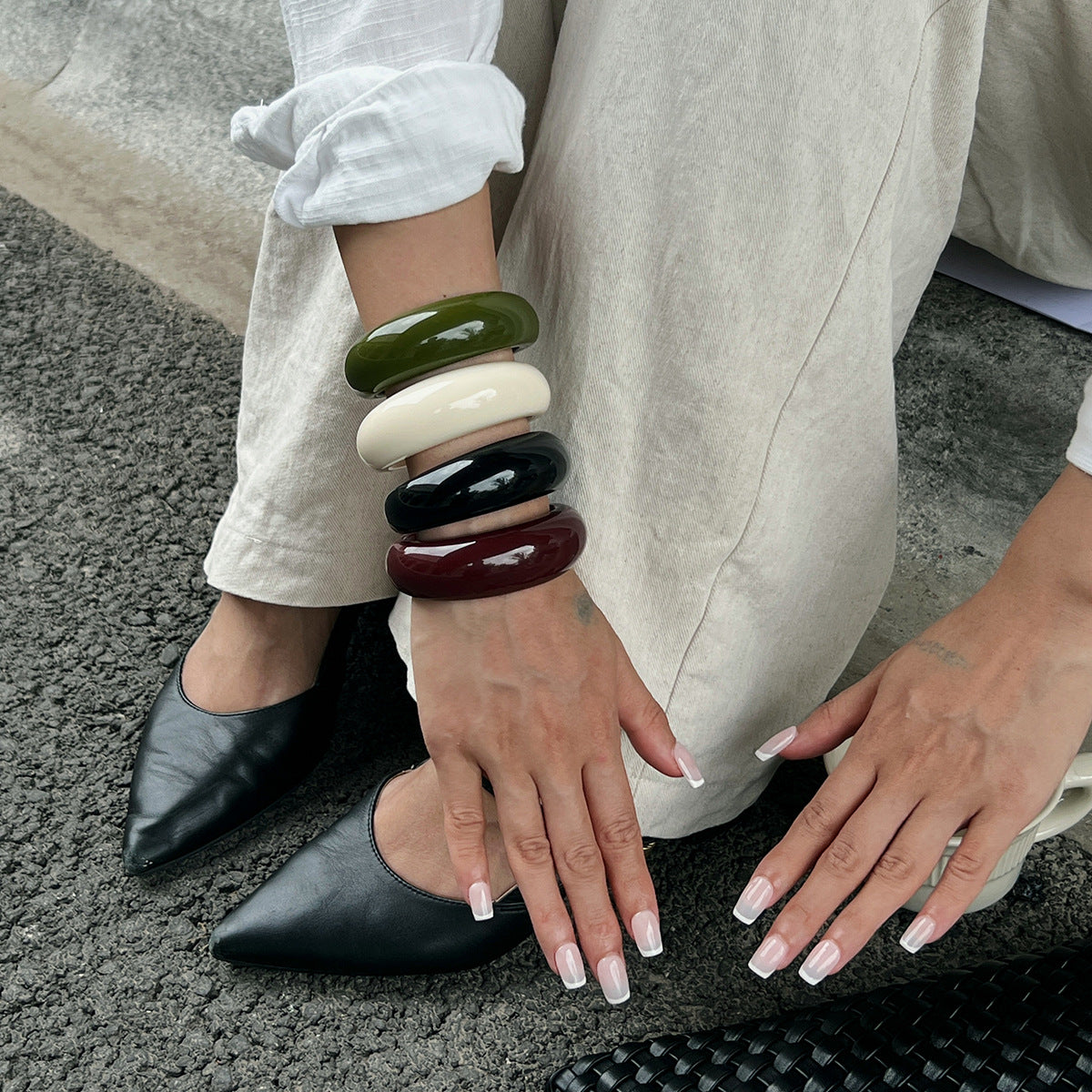 Bracciale a cerchio da donna, aperto, ampio, geometrico minimalista a forma di C con finitura in resina lucida