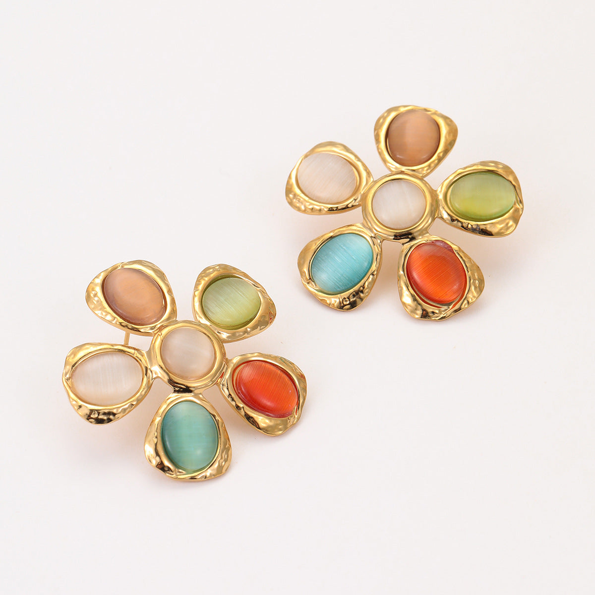 Orecchini a forma di fiore con texture martellata stile Instagram vintage in acciaio inossidabile con placcatura in oro 18 carati e dettagli in pietra occhio di gatto