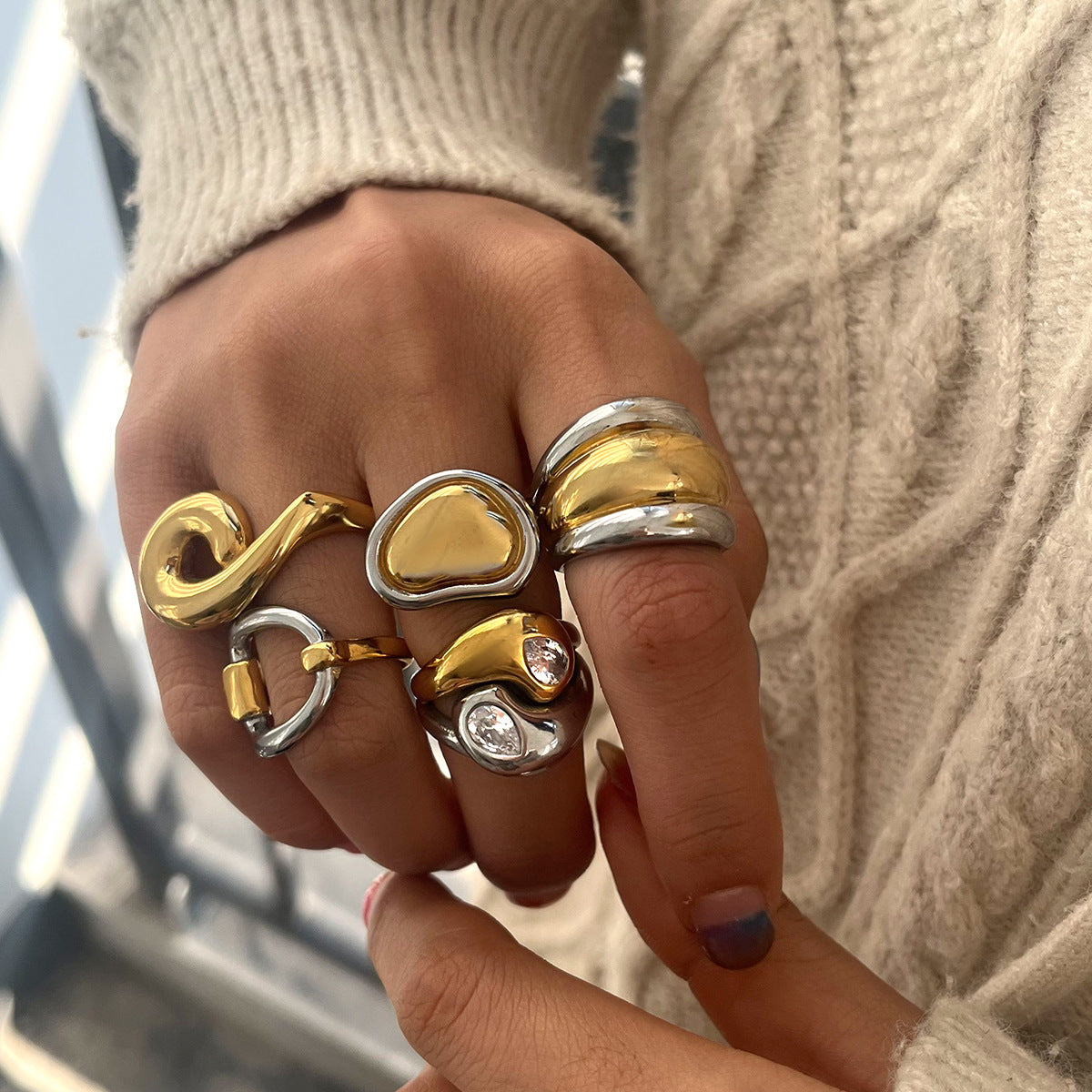 Anello geometrico in acciaio inossidabile con placcatura in oro PVD sottovuoto da donna Accessorio di moda lussuoso e minimalista
