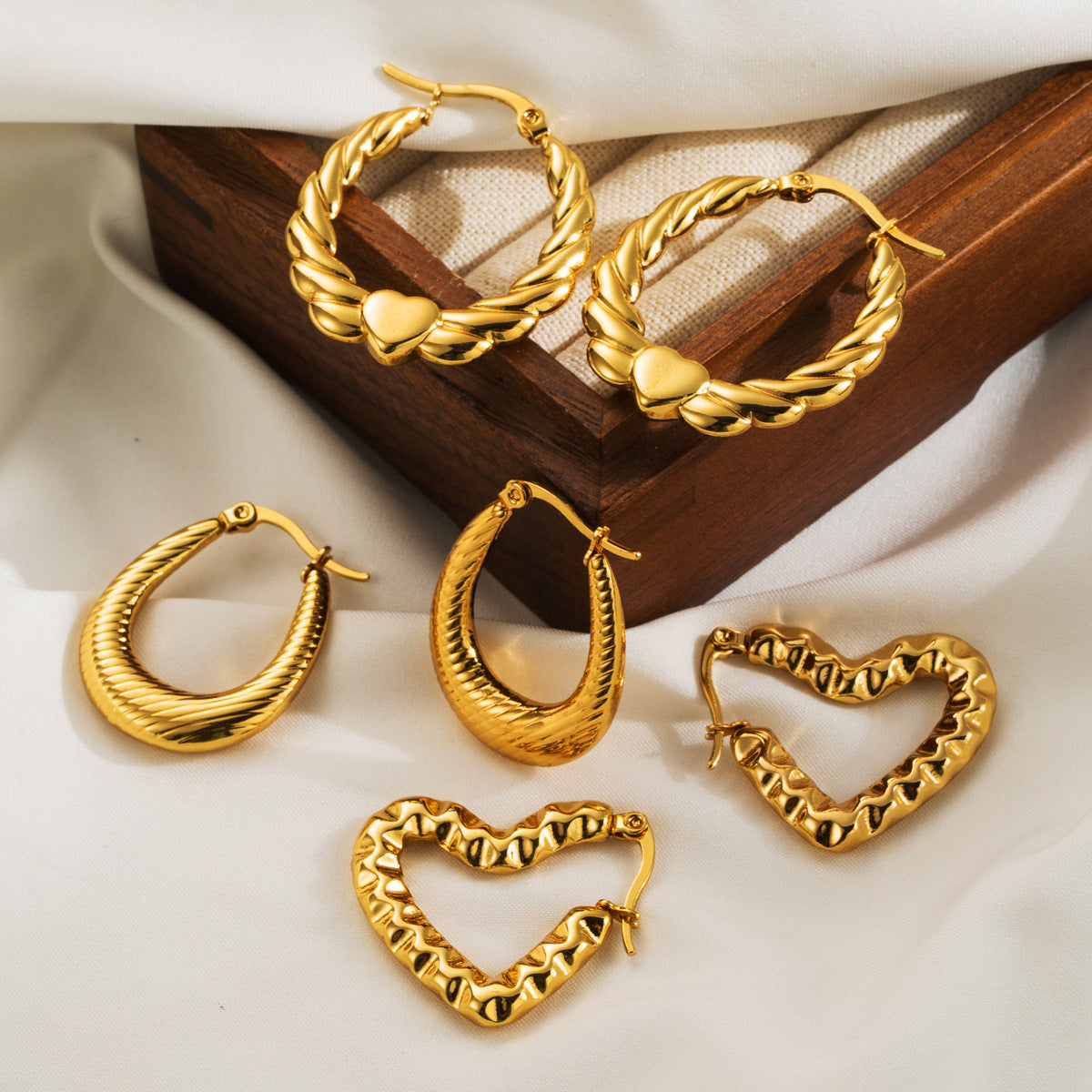 Pendientes de aro vintage con forma de corazón de acero de titanio para mujer con acabado chapado y diseño de cuerda trenzada