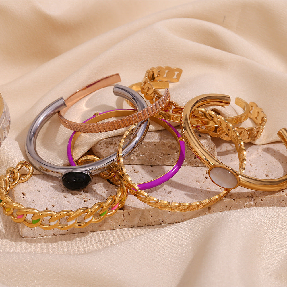 Pulsera Minimalista de Acero Inoxidable con Chapado de Oro de 18K, Detalle Esmaltado de Rayas Verticales y Diseño de Brazalete Abierto