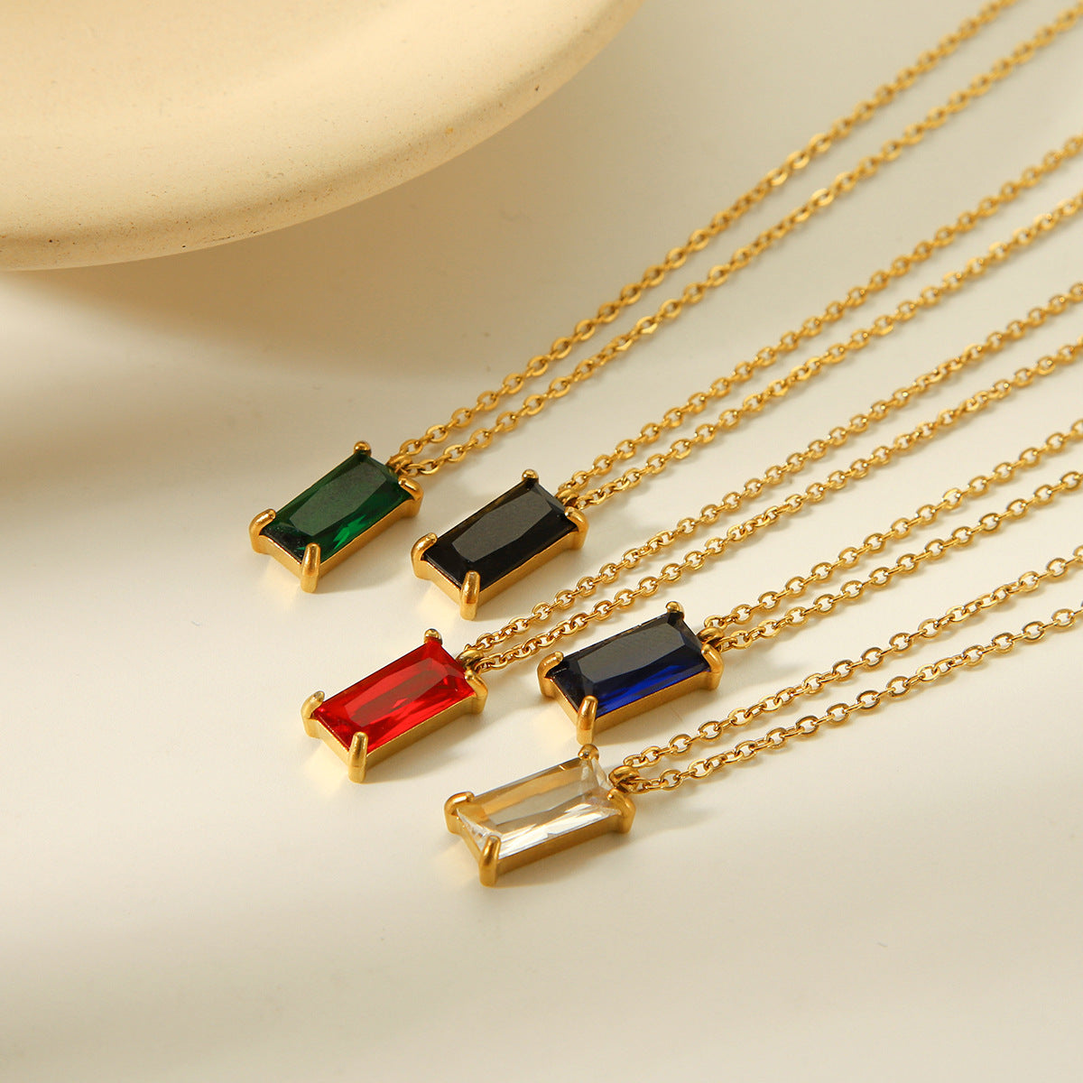 Collana con Pendente Geometrico Minimalista in Acciaio Inossidabile Placcato Oro 18K con Zirconi Cubici da Donna