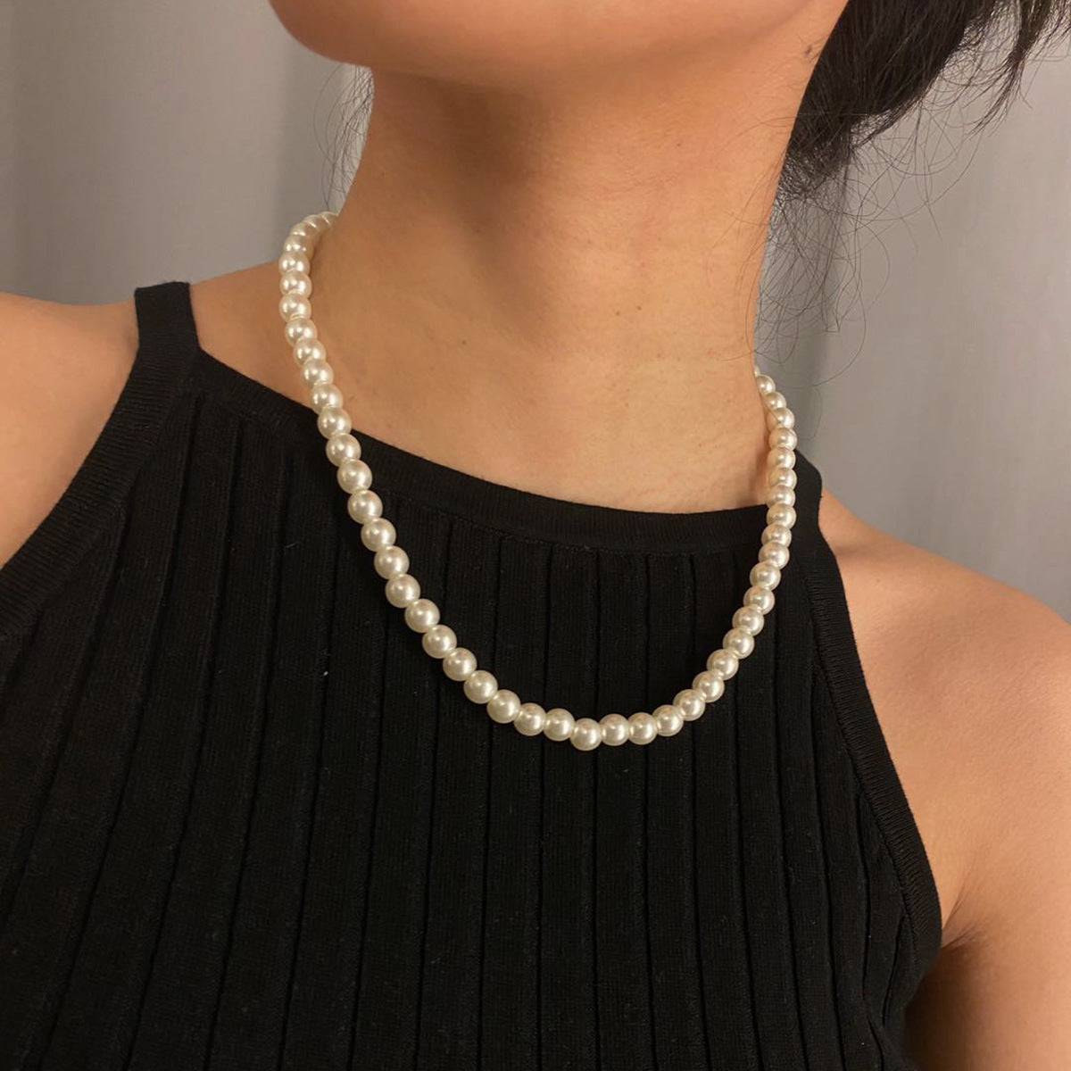 Collana con ciondolo geometrico a forma di cuore vintage, con catena in metallo galvanizzato e dettagli in perle sintetiche, da donna