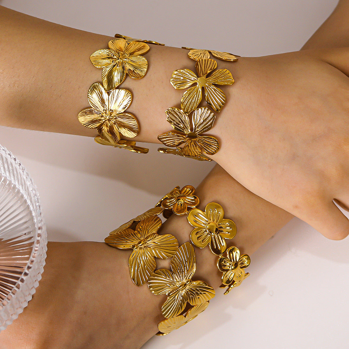 Fashionable 18K Gold Plated Stainless Steel Leaf Butterfly Floral Open Cuff Bracelet for Women