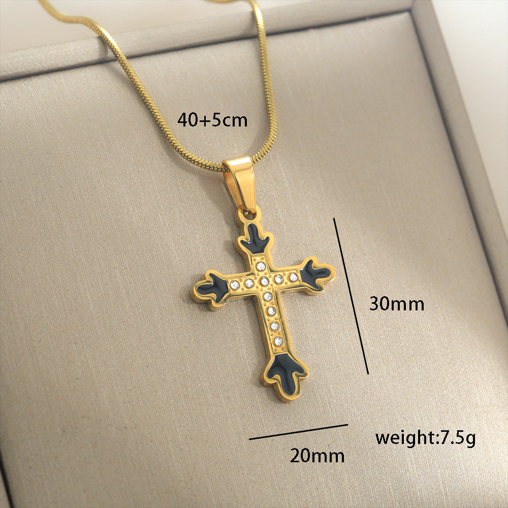 Collana con pendente a croce in stile vintage in acciaio inossidabile con intarsio di strass e placcatura in oro, unisex