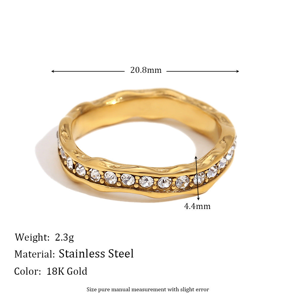Anello da donna minimalista geometrico in acciaio inossidabile placcato oro 18 carati con intarsi in strass.