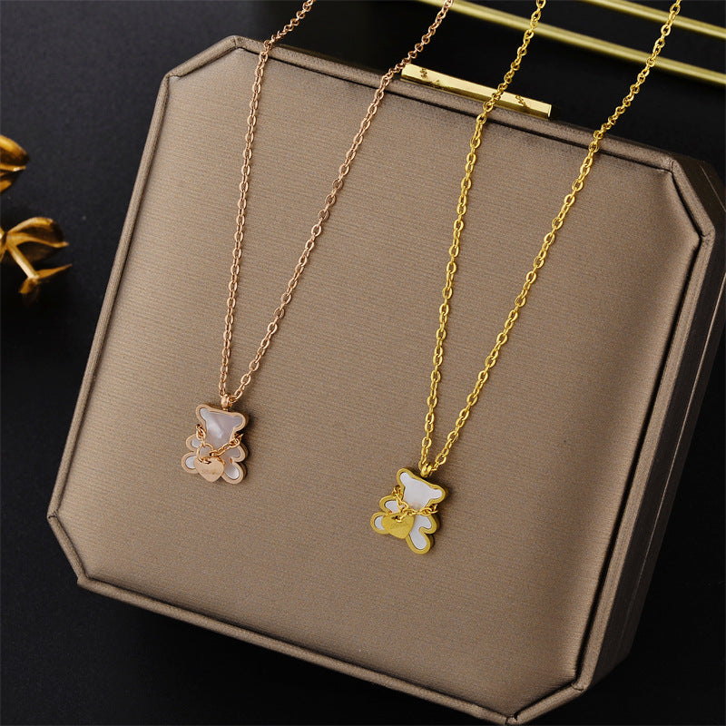 Collana con Ciondolo Orsetto Minimalista in Acciaio al Titanio con Finitura Placcata, Design Geometrico, Versatile Catena per Clavicola da Donna