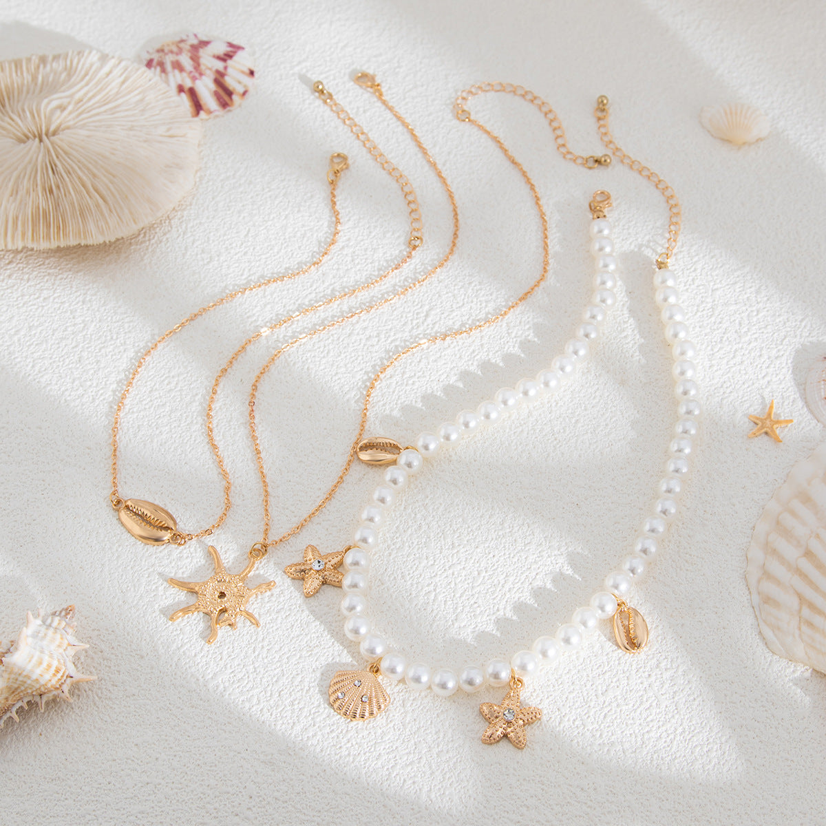 Collana da donna stile Boho da spiaggia con stella, forme geometriche, conchiglie, perle di imitazione, ciondolo in lega placcata e catena di perle