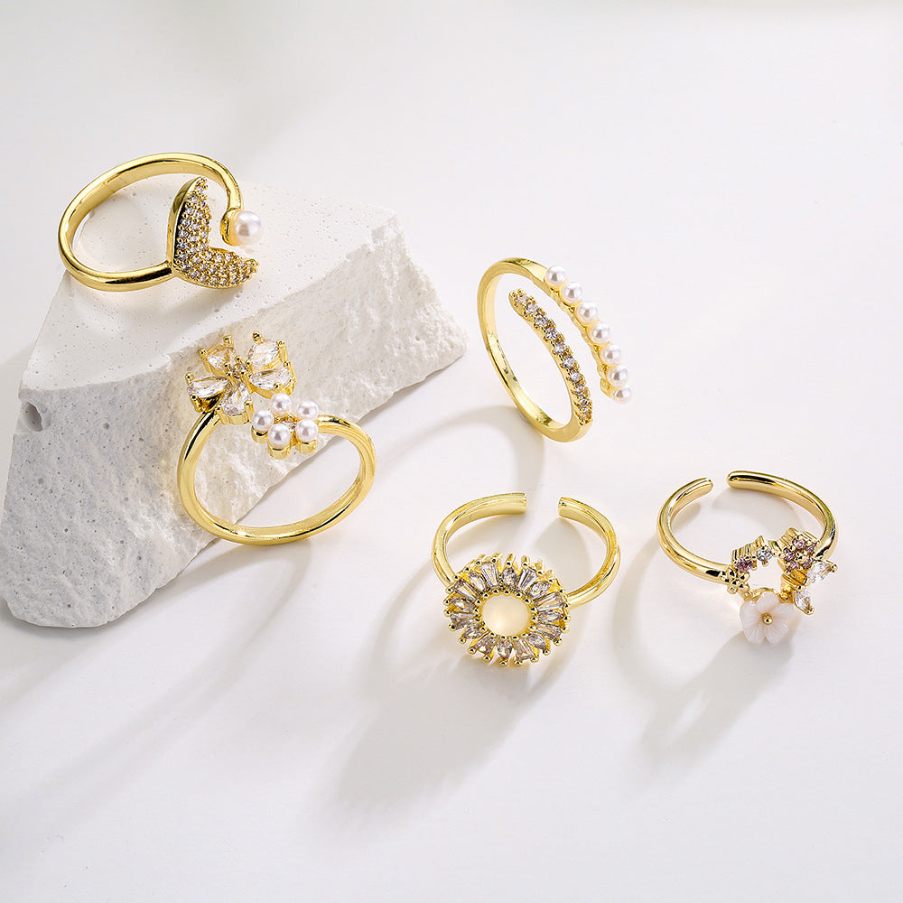 Anello Aperto Geometrico Minimalista da Donna Realizzato in Ottone con Placcatura in Oro 18K e Zirconia Micro-Incastonata