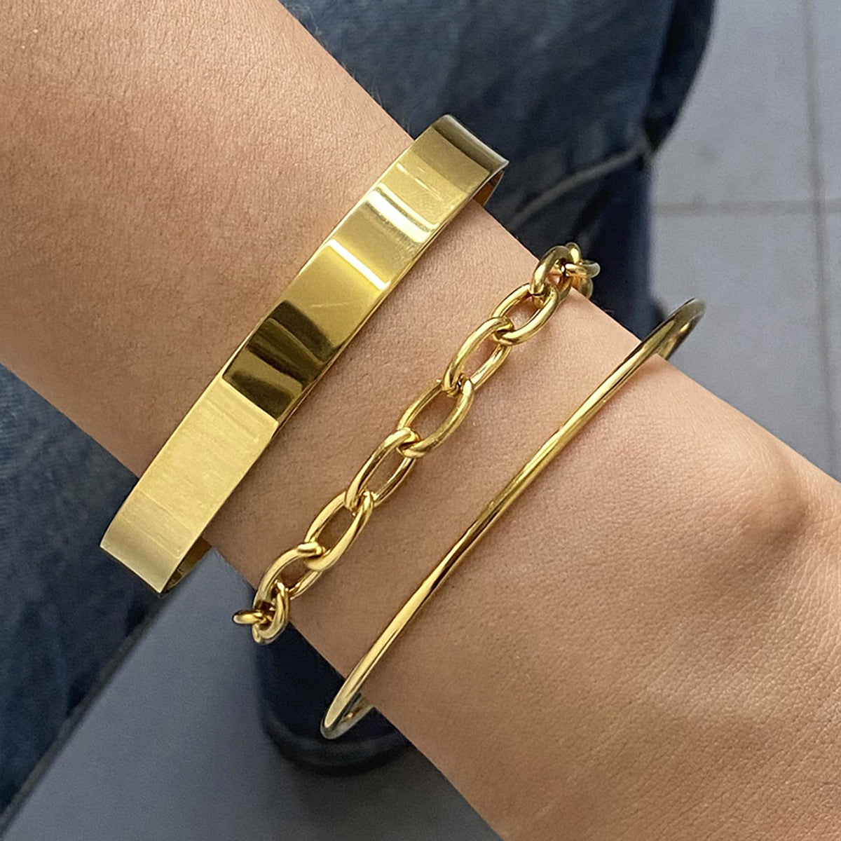 Bracciale a Polsino Minimalista Geometrico Placcato Oro in Acciaio Inossidabile da Donna con Design Moderno ed Elegante