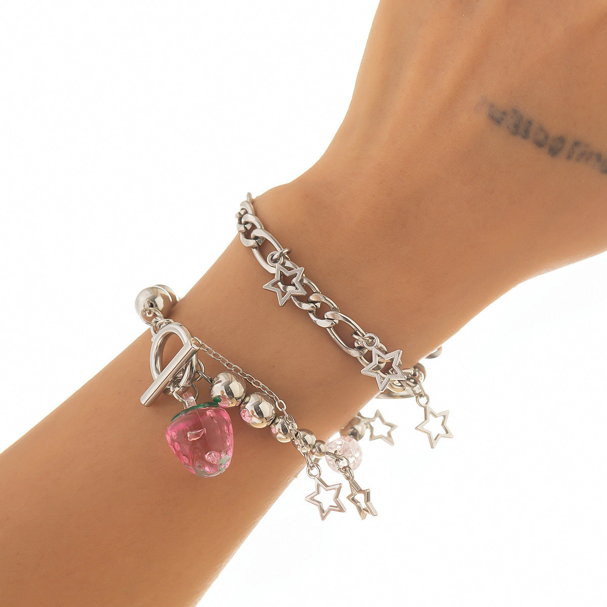 Collar con Colgante de Fresa Dulce y Atrevido para Mujer con Dije de Aleación, Acabado Esmaltado, Cadena Irregular, Diseño de Frutas y Lazo