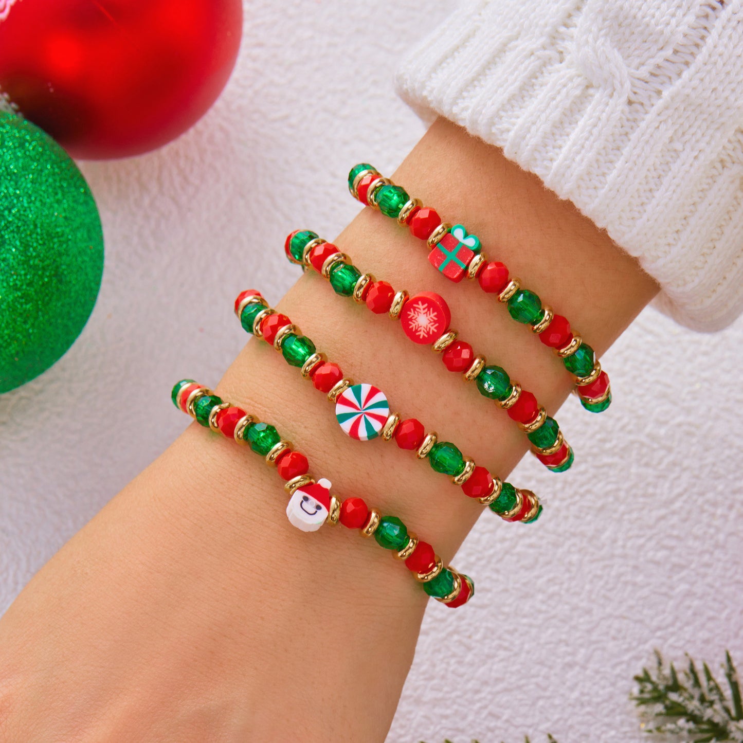 Set di braccialetti con perline di lettere e numeri in lega placcata con elementi a forma di fiocco di neve, renna, campanella e Babbo Natale