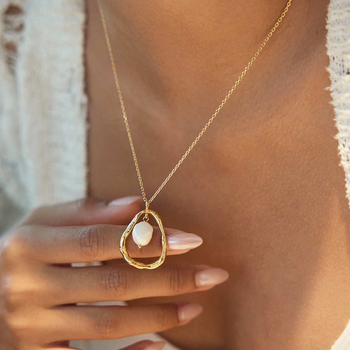 Collana girocollo minimalista geometrica in acciaio al titanio con accento di perla d'acqua dolce, catena a clavicola in acciaio inossidabile galvanizzato per donna