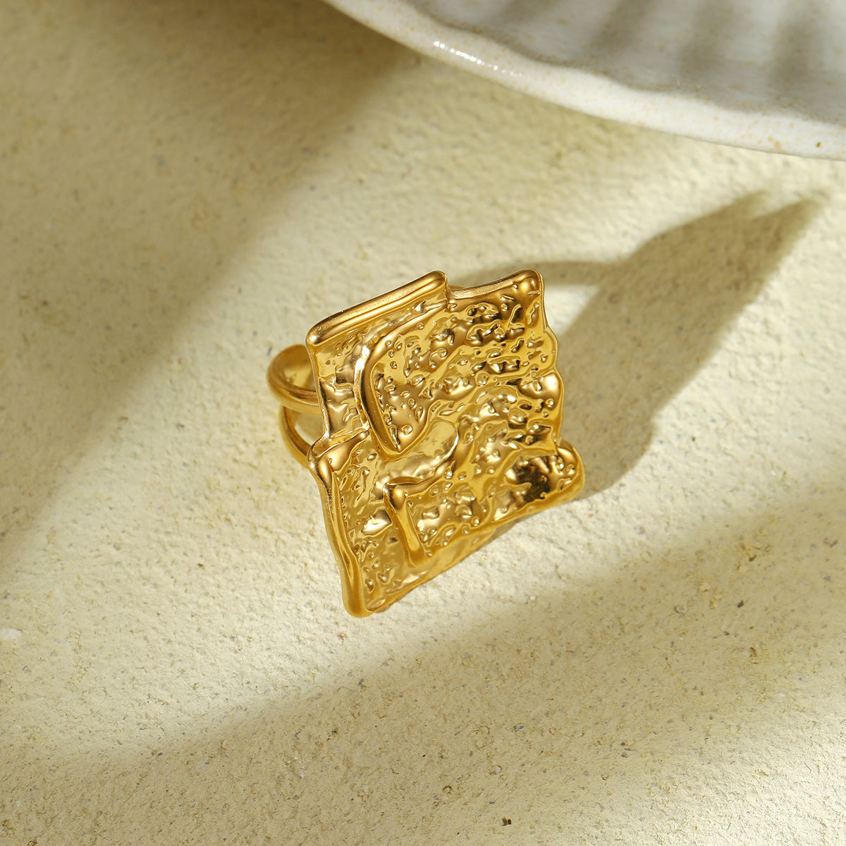 Anillo de acero inoxidable irregular arrugado con acabado chapado de estilo retro francés para mujer