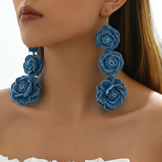 Pendientes de botón minimalistas de tela floral fresca para mujer con postes de acero inoxidable y diseño de pétalos