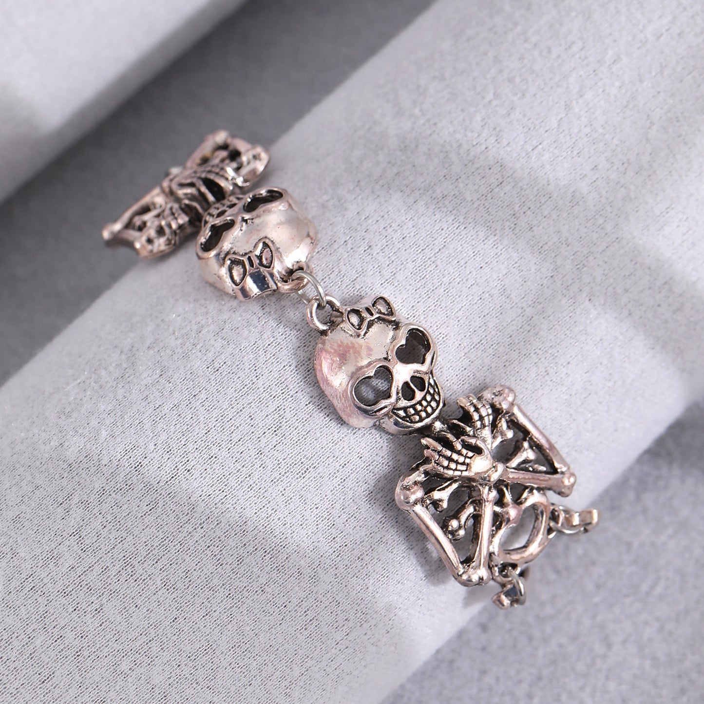 Pulsera gótica oscura de calavera unisex de aleación con acabado chapado
