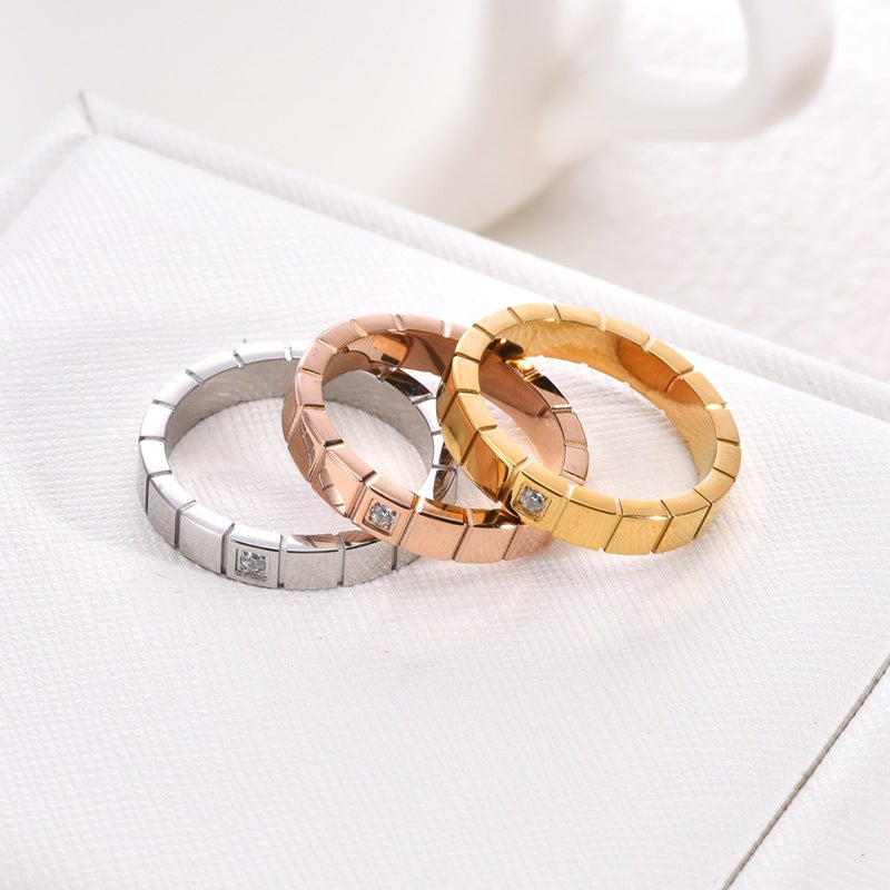 Precioso Anillo Cuadrado Geométrico de Acero Inoxidable con Chapado de Titanio y un Solo Diamante de Imitación, Unisex