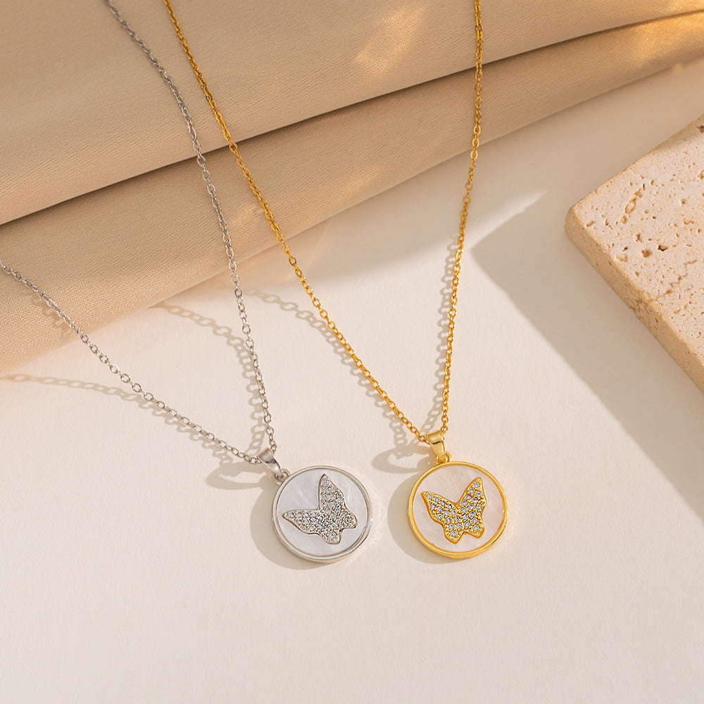 Collana con Pendente a Farfalla Minimalista in Acciaio al Titanio Placcato Oro con Zirconi Micro-Incastonati, Design a Catena Serpentina per Donne