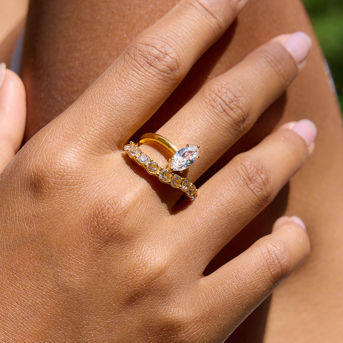 Anillo de Acero de Titanio Geométrico con Incrustaciones de Zirconia para Mujer, Anillo de Moda de Acero Inoxidable Galvanizado con un Atractivo Minimalista de Lujo