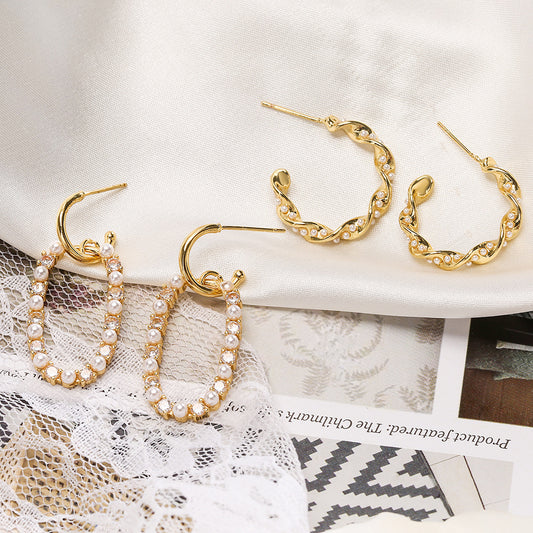 Orecchini da donna in rame con zirconi microincastonati e perle, placcati in oro 18K, con design geometrico alla moda
