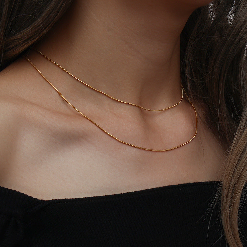 Collana a catena a serpente in acciaio inossidabile geometrica alla moda per donne con ciondolo in acciaio al titanio e finitura placcata