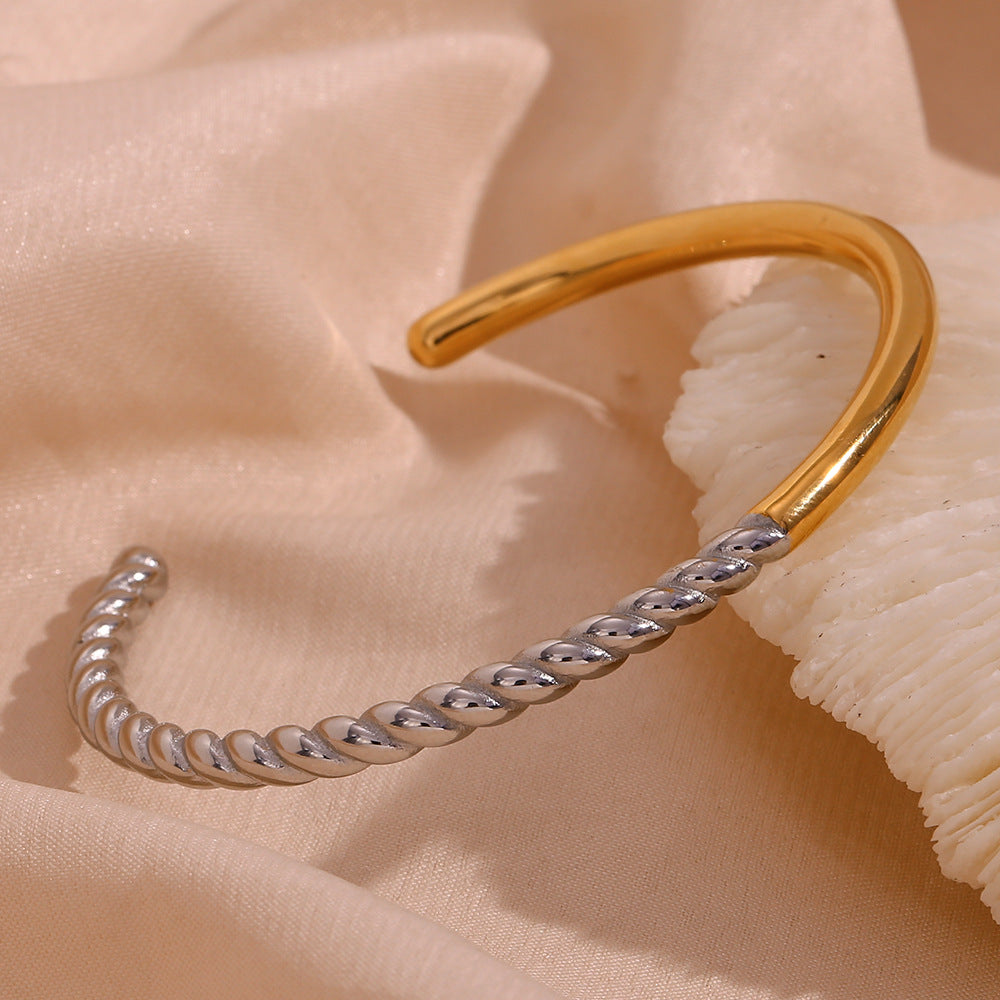 Bracciale Minimalista Elegante in Acciaio al Titanio con Design a Maglie Intrecciate Lucidate e Placcatura in Oro 18K da Donna