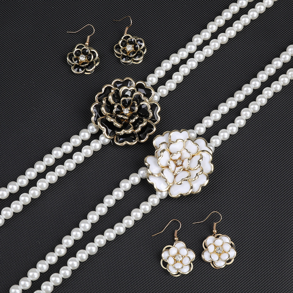 Set di collana e orecchini floreali freschi e delicati con perle per donna con intarsio in acrilico e catena di perle